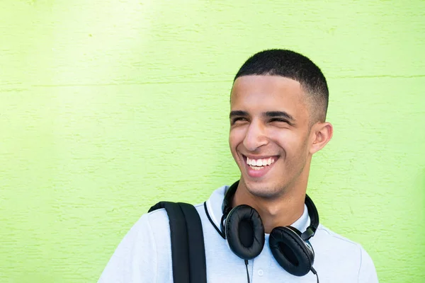 Close Portret Van Glimlachende Jonge Arabische Man Tegen Groene Achtergrond — Stockfoto