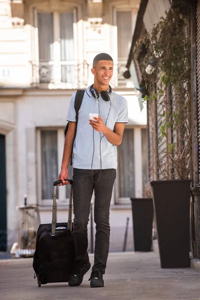 Retrato Cuerpo Completo Del Joven Feliz Caminando Con Teléfono Móvil — Foto de Stock