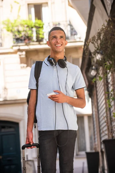 Retrato Jovem Feliz Andando Com Celular Mala Fora Cidade — Fotografia de Stock