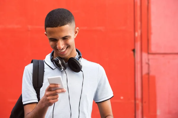 Close Portret Van Glimlachende Jonge Arabische Man Kijken Naar Mobiele — Stockfoto