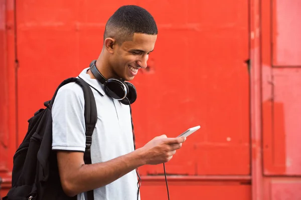 Retrato Cerca Joven Árabe Sonriente Mirando Teléfono Móvil Con Fondo —  Fotos de Stock