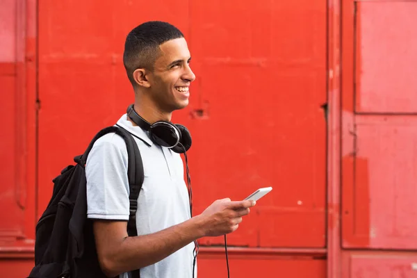 Close Portret Van Glimlachende Arabische Mannelijke Student Met Mobiele Telefoon — Stockfoto