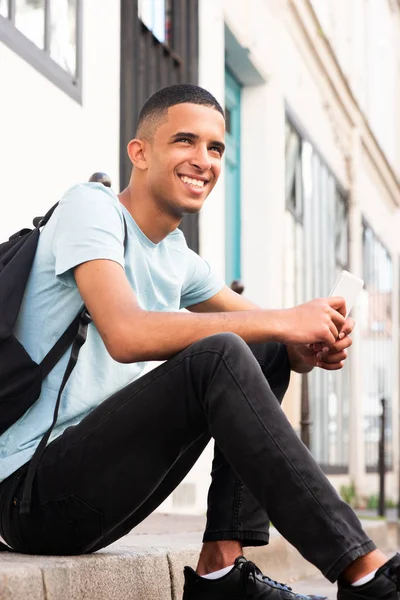 Retrato Guapo Joven Árabe Hombre Sonriendo Fuera Con Teléfono Celular —  Fotos de Stock