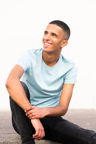 Portrét Usměvavý Mladý Muž Sedí Podlaze Bílém Pozadí — Stock fotografie