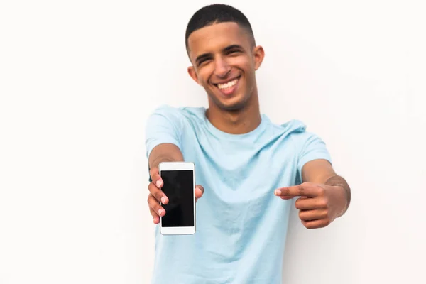 Портрет Улыбающегося Молодого Арабика Держащего Мобильный Телефон Указывающего Экран — стоковое фото