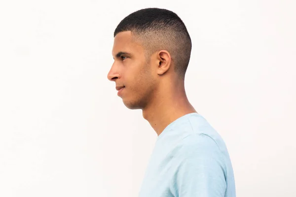 以孤立的白人背景表现严肃的年轻北非男子的肖像 — 图库照片