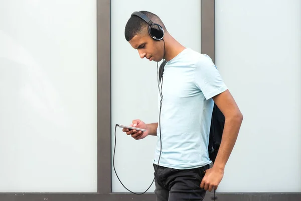 Zijportret Van Coole Jongeman Luisteren Naar Muziek Met Mobiele Telefoon — Stockfoto