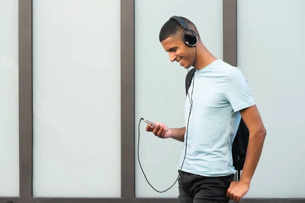 Zijportret Van Een Lachende Jongeman Die Met Mobiele Telefoon Tas — Stockfoto