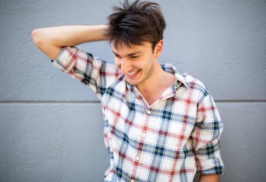 Kafasının arkasına bakıp duran mutlu genç adamın portresini yakından çek.