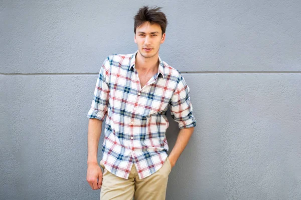 Retrato Joven Guapo Posando Una Pared Gris — Foto de Stock