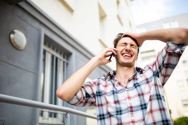 Portrait Jeune Homme Heureux Parlant Avec Téléphone Portable Riant Extérieur — Photo