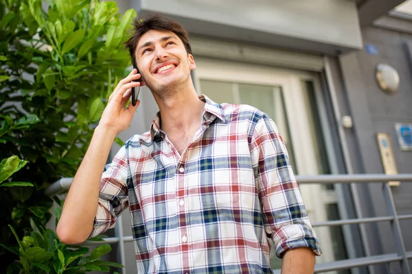 Portret Van Een Knappe Jongeman Lachend Pratend Met Mobiele Telefoon — Stockfoto