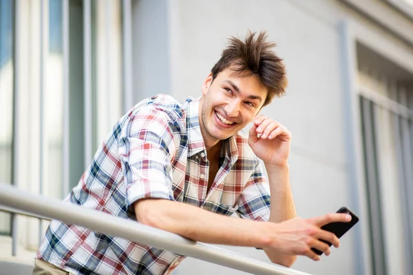 Portrét Mladého Muže Držícího Mobil Smějícího Balkóně — Stock fotografie