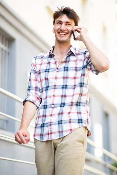 Портрет Красивого Молодого Человека Идущего Разговаривающего Мобильным Телефоном Городе — стоковое фото