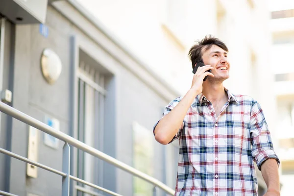 Portrait Jeune Homme Heureux Parlant Avec Téléphone Portable Extérieur Détournant — Photo