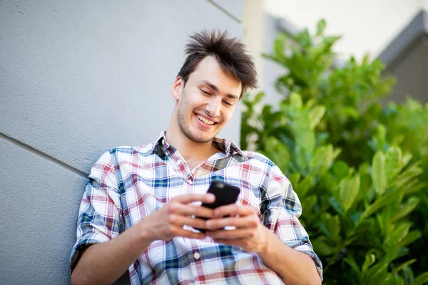 Retrato Cara Jovem Legal Sorrindo Olhando Para Telefone Móvel — Fotografia de Stock