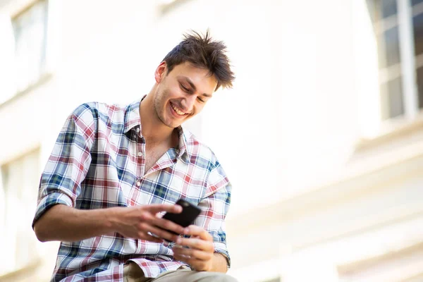 Retrato Jovem Bonito Sentado Lado Fora Olhando Para Telefone Móvel — Fotografia de Stock