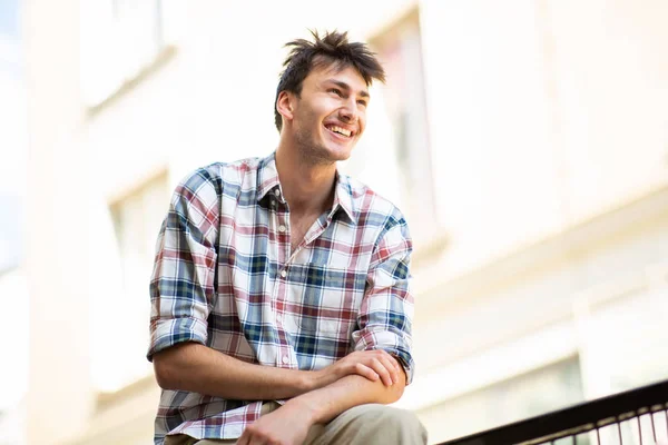 Yakışıklı Bir Gencin Portresi Gülümsüyor Dışarı Bakıyor — Stok fotoğraf