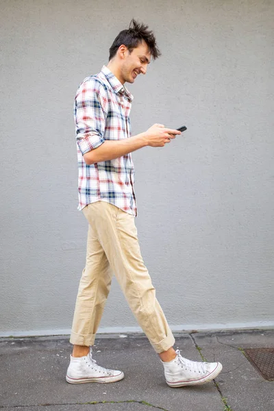 Portrait Latéral Pleine Longueur Jeune Homme Souriant Marchant Sur Trottoir — Photo