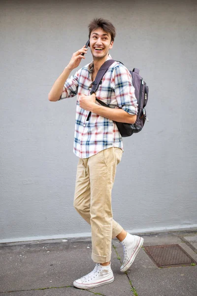 Portrait Latéral Pleine Longueur Jeune Homme Heureux Marchant Avec Son — Photo