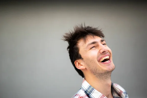 Close Retrato Belo Jovem Rindo Por Fundo Cinza — Fotografia de Stock