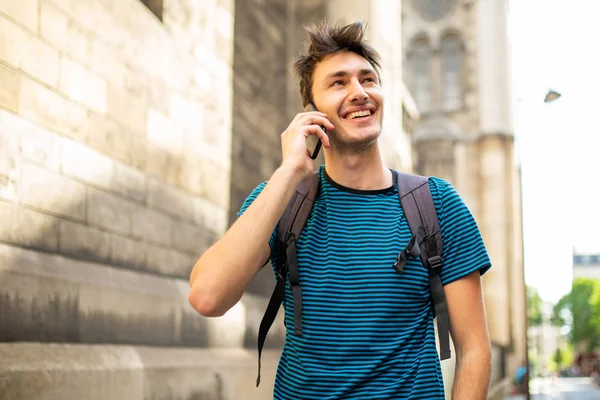 Portrét Pohledný Usměvavý Chlap Chodí Taškou Mluví Mobilem Městě — Stock fotografie
