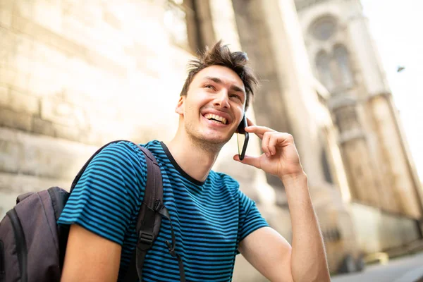 Portret Van Een Gelukkige Jongeman Buiten Stad Die Telefoneert — Stockfoto