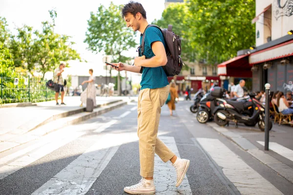 Helkroppsporträtt Ung Man Gående Med Väska Och Mobiltelefon Gatan — Stockfoto