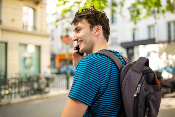 Retrato Por Trás Jovem Sorrindo Enquanto Conversa Com Celular Cidade — Fotografia de Stock