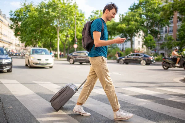 Teljes Hossz Oldalsó Portré Utcán Sétáló Utazóemberről Mobiltelefonnal Bőrönddel — Stock Fotó
