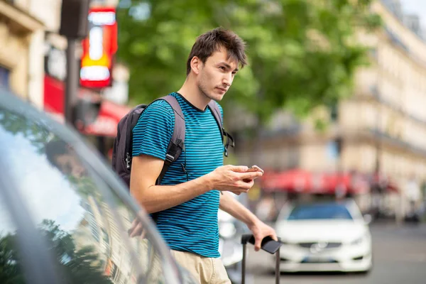 Oldal Portré Fiatal Utazó Férfi Táskák Mobiltelefon Városban — Stock Fotó