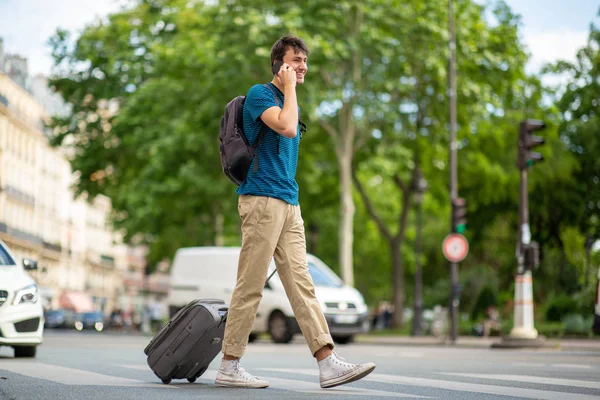 Retrato Lateral Corpo Inteiro Jovem Viajante Andando Conversando Rua Cidade — Fotografia de Stock