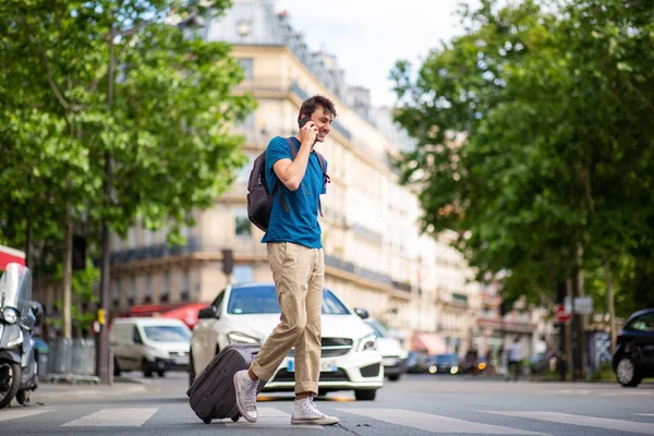 Retrato Corpo Inteiro Jovem Viajante Caminhando Conversando Rua Cidade Com — Fotografia de Stock