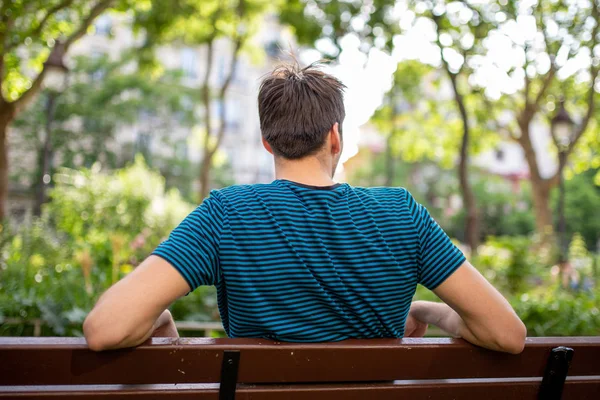 Porträtt Bakifrån Ung Man Som Sitter Parkbänk — Stockfoto