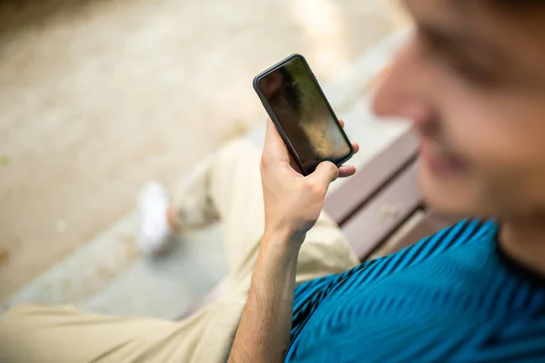 Portret Lachende Jonge Man Handen Houden Mobiele Telefoon Met Scherm — Stockfoto