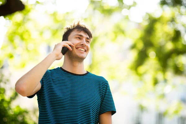 Portrait Jeune Homme Souriant Parlant Avec Téléphone Portable Extérieur Dans — Photo
