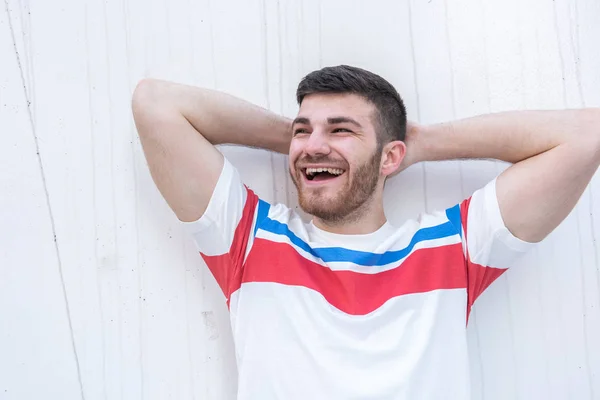 Retrato Joven Feliz Riendo Con Las Manos Detrás Cabeza Sobre —  Fotos de Stock