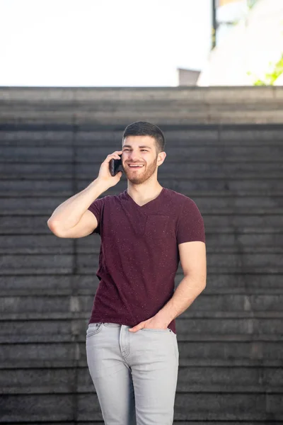 Πορτρέτο Του Νεαρού Άνδρα Πόδια Και Μιλώντας Κινητό Τηλέφωνο — Φωτογραφία Αρχείου