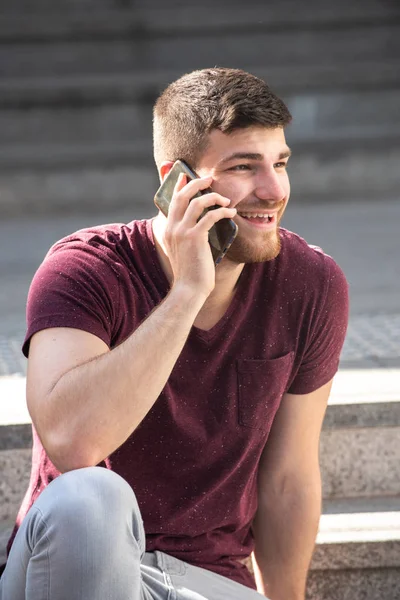 Πορτρέτο Του Νεαρού Άνδρα Χαμογελώντας Και Μιλώντας Κινητό Τηλέφωνο — Φωτογραφία Αρχείου