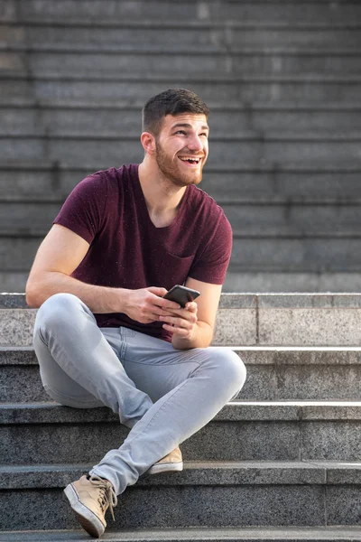 Портрет Молодого Человека Сидящего Ступеньках Телефоном — стоковое фото