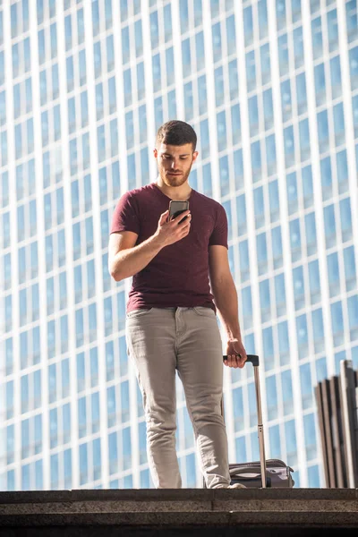 Lichaamsportret Van Een Reizende Man Met Koffer Zoek Naar Mobiele — Stockfoto