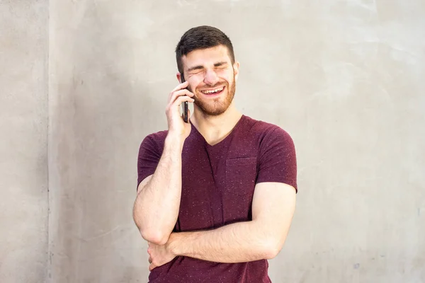 Portrait Young Man Beard Laughing While Talking Cellphone — Stock Photo, Image