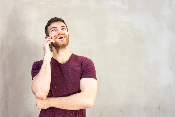 Sakallı Yakışıklı Genç Adam Cep Telefonuyla Konuşurken Gülüyor — Stok fotoğraf