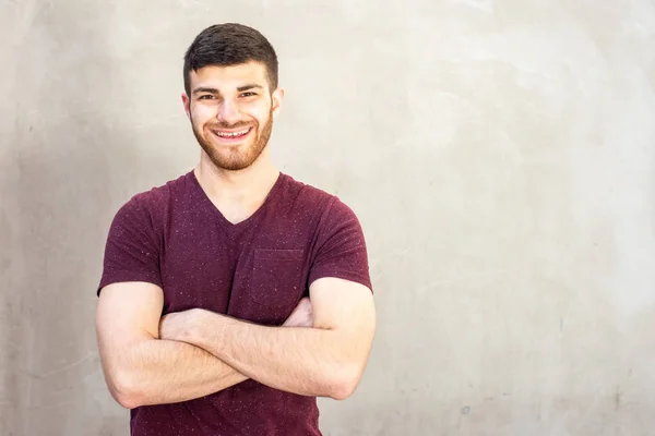 Portret Cool Gelukkig Man Met Baard Poseren Met Armen Gekruist — Stockfoto