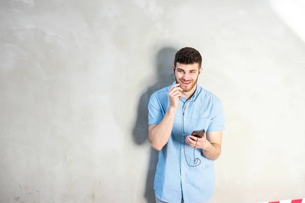 Retrato Jovem Conversando Com Telefone Celular Fones Ouvido — Fotografia de Stock