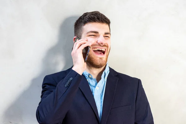 Primer Plano Retrato Joven Empresario Feliz Con Barba Hablando Con — Foto de Stock