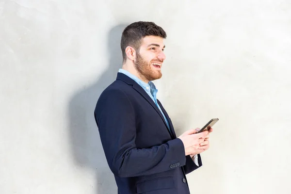 Boční Portrét Mladého Podnikatele Držícího Mobilní Telefon Usmívajícího — Stock fotografie