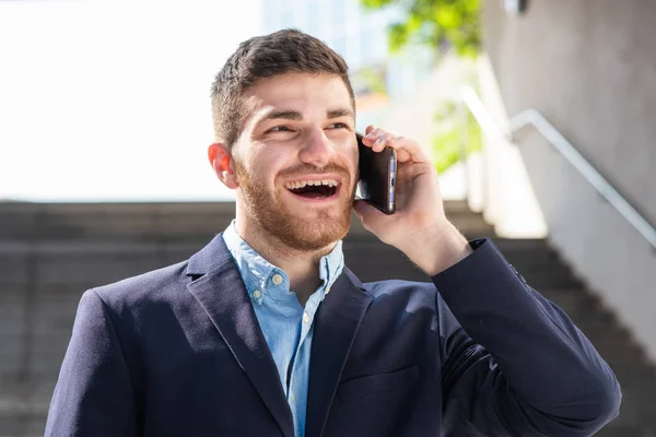 Close Portret Szczęśliwego Młodego Biznesmena Rozmawiającego Telefonu Komórkowego Mieście — Zdjęcie stockowe