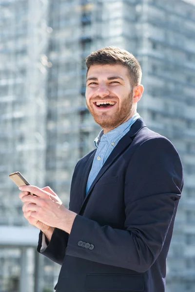 Retrato Lateral Del Hombre Negocios Riendo Con Teléfono Móvil Ciudad — Foto de Stock