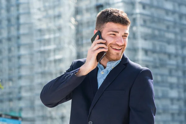 Detail Portrét Šťastný Mladý Podnikatel Mluví Mobilním Telefonem Městě — Stock fotografie